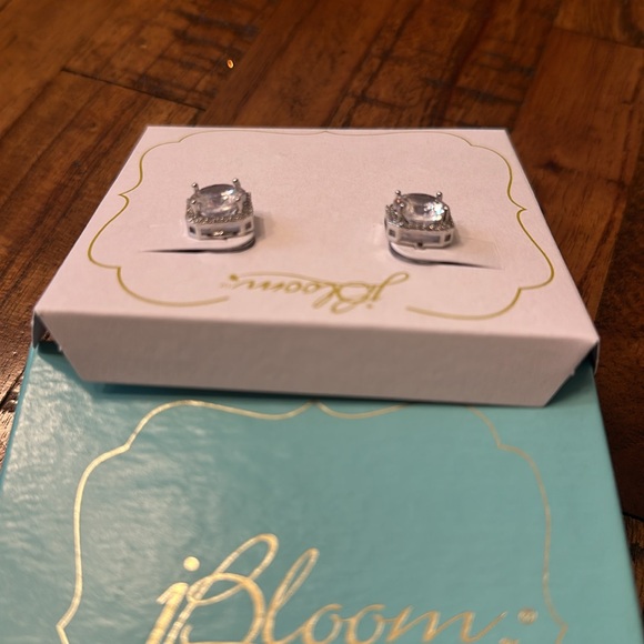 NIB jBloom Stud Sparkle Earrings - Picture 2 of 4